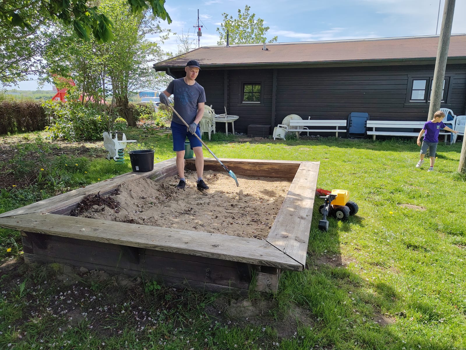 Auch der Spielplatz wird wieder fit gemacht