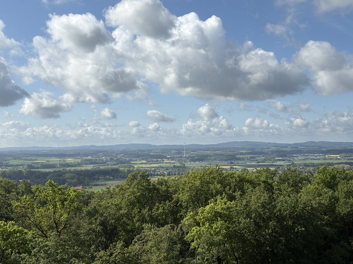 Blick über das Land mit Quellwolken