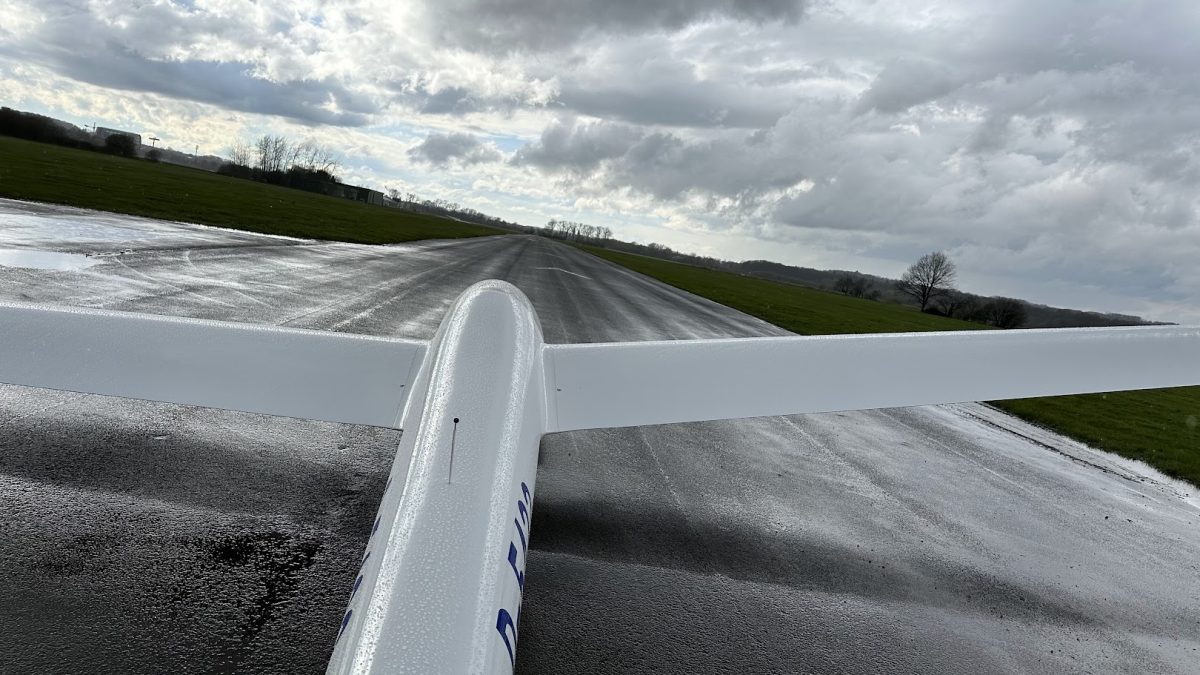 Blick aus dem Cockpit einer ASK 21 auf die Startbahn